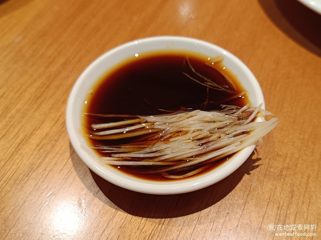 鼎泰豐,復興店,鼎泰豐,復興店菜單,鼎泰豐,復興店價格,大安區美食,大安美食,忠孝復興美食,中式料理,小籠包,蛋炒飯 但如果按照店家的建議方式吃起來，醋酸味道非常重，個人反而偏好反過來，醬油多一點這樣吃起來會比較鹹。 @在地探索的阿府美食世界