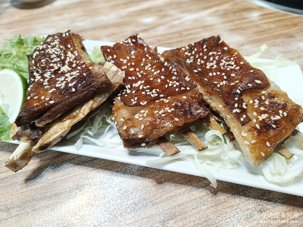 莫宰羊-內湖港墘店,莫宰羊-內湖港墘店菜單,莫宰羊-內湖港墘店價格,內湖區美食,內湖美食,港墘美食,台灣小吃,羊肉爐,炒飯 烤大肋排 羊肋排上面的皮，烤得非常酥脆，帶有一點焦味，醬味十足，吃起來微甜。 @在地阿府的美食世界