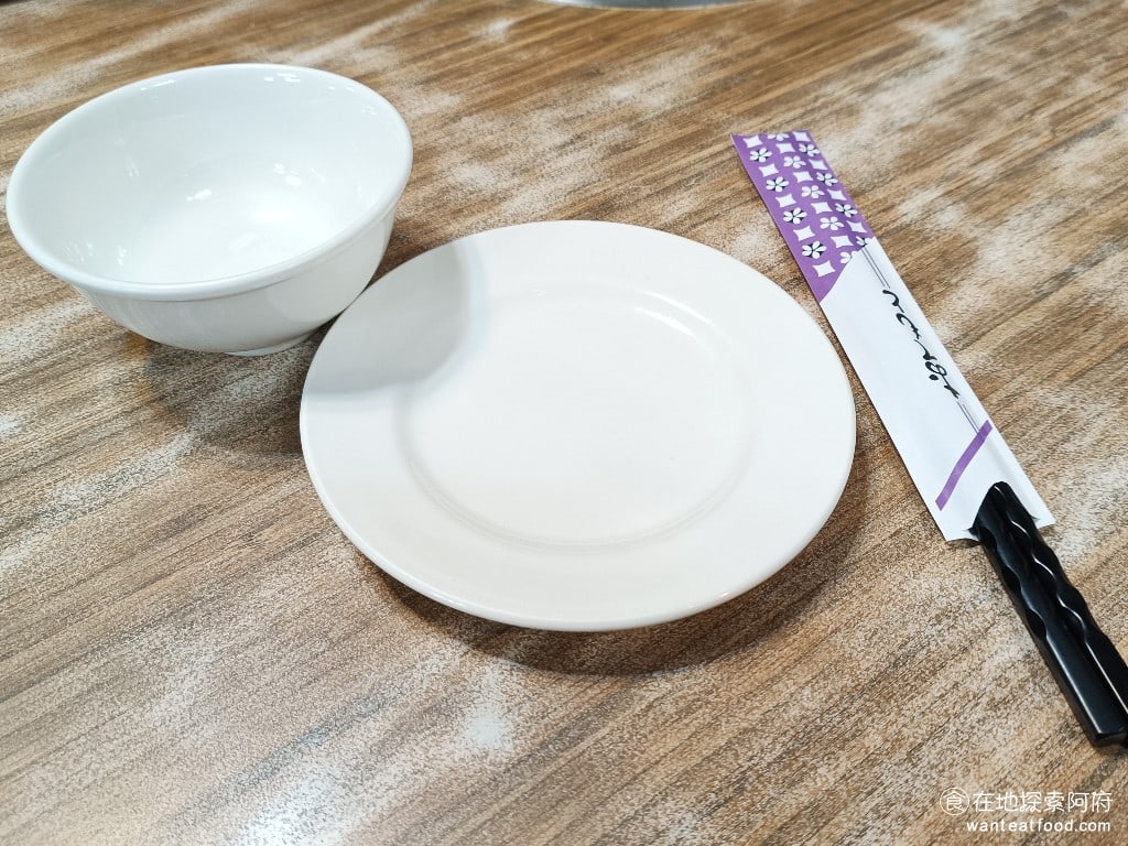 莫宰羊-內湖港墘店,莫宰羊-內湖港墘店菜單,莫宰羊-內湖港墘店價格,內湖區美食,內湖美食,港墘美食,台灣小吃,羊肉爐,炒飯 餐具非常簡單，只有筷子、碗和盤子。 @在地阿府的美食世界