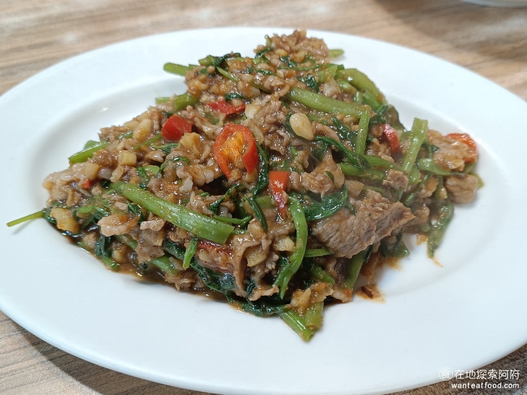 莫宰羊-內湖港墘店,莫宰羊-內湖港墘店菜單,莫宰羊-內湖港墘店價格,內湖區美食,內湖美食,港墘美食,台灣小吃,羊肉爐,炒飯 沙茶羊肉 這一份沙茶羊肉炒得非常香，沙茶加得很多，整盤肉吃起來偏鹹，重口味的人超級喜歡。 @在地阿府的美食世界