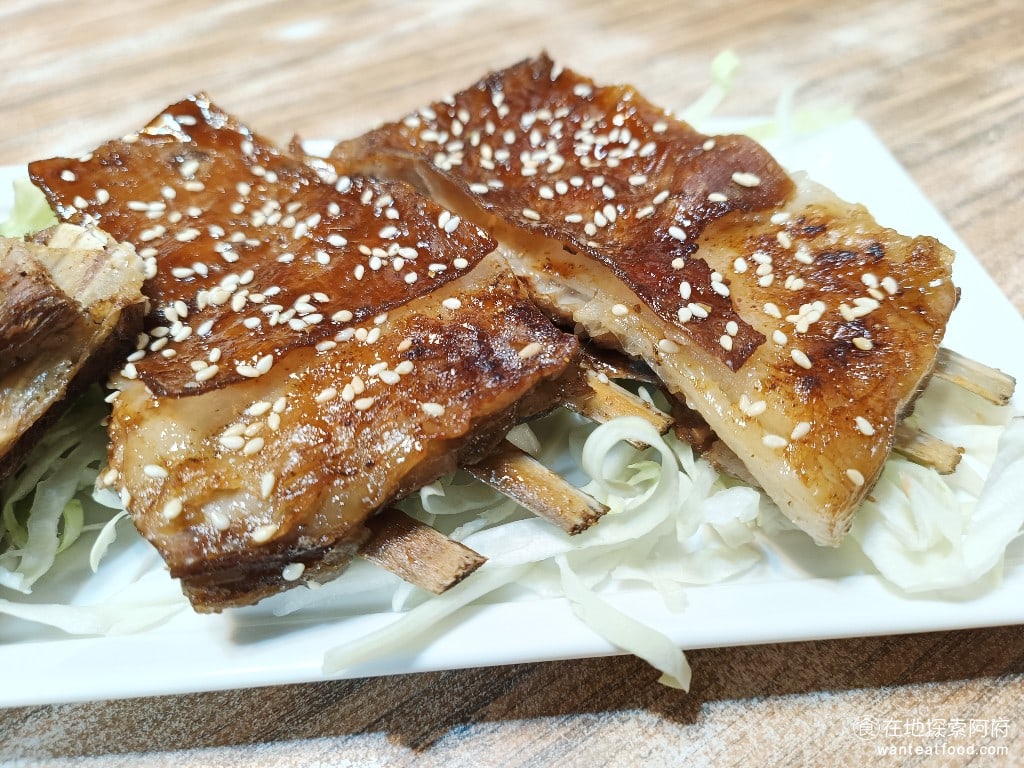莫宰羊-內湖港墘店,莫宰羊-內湖港墘店菜單,莫宰羊-內湖港墘店價格,內湖區美食,內湖美食,港墘美食,台灣小吃,羊肉爐,炒飯 只不過肋排的口感、肉質有點太硬了，相比於羊肉爐和羊肉炒麵裡的羊肉，這一個肋排的羊肉，個人不太推薦。 @在地阿府的美食世界