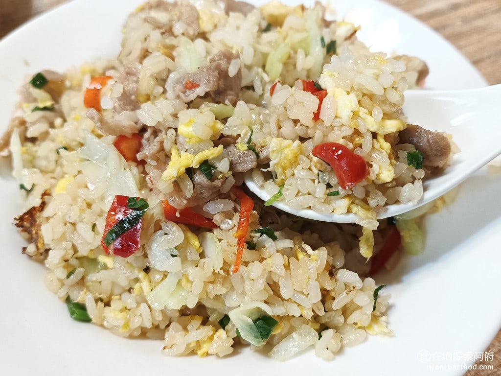 莫宰羊-內湖港墘店,莫宰羊-內湖港墘店菜單,莫宰羊-內湖港墘店價格,內湖區美食,內湖美食,港墘美食,台灣小吃,羊肉爐,炒飯 炒飯的味道，相比於炒麵，味道比較淡，醬油加的比較少，所以吃起來感覺沒有那麼香，味道偏淡，正好用來搭配味道偏鹹的沙茶羊肉。 @在地阿府的美食世界