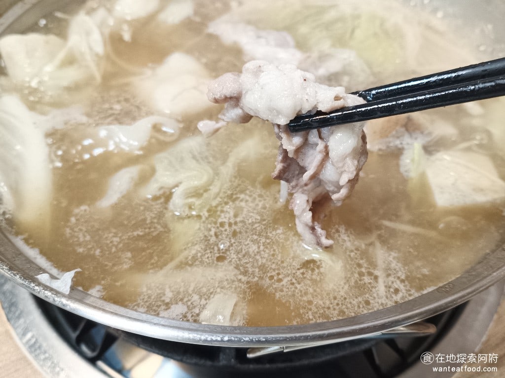 莫宰羊-內湖港墘店,莫宰羊-內湖港墘店菜單,莫宰羊-內湖港墘店價格,內湖區美食,內湖美食,港墘美食,台灣小吃,羊肉爐,炒飯 羊肉片只要涮個幾下，很快就熟了，吃起來非常的軟嫩，如果羊肉爐的湯沒了，是可以續加的。 @在地阿府的美食世界