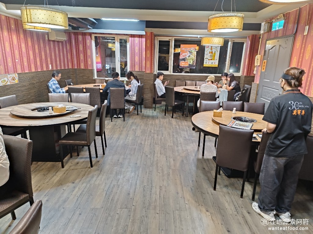 莫宰羊-內湖港墘店,莫宰羊-內湖港墘店菜單,莫宰羊-內湖港墘店價格,內湖區美食,內湖美食,港墘美食,台灣小吃,羊肉爐,炒飯 《莫宰羊-內湖港墘店》，除了一樓之外，還有二樓的空間。二樓的環境更大，有許多的圓桌，還有包廂，可以提供團體聚餐。 @在地阿府的美食世界