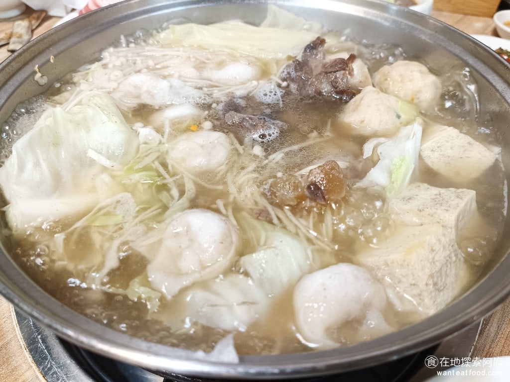 莫宰羊-內湖港墘店,莫宰羊-內湖港墘店菜單,莫宰羊-內湖港墘店價格,內湖區美食,內湖美食,港墘美食,台灣小吃,羊肉爐,炒飯 《莫宰羊-內湖港墘店》的店員服務也很好，會幫你將火鍋料和高麗菜加入到羊肉爐，整鍋煮起來的味道超級香。 @在地阿府的美食世界