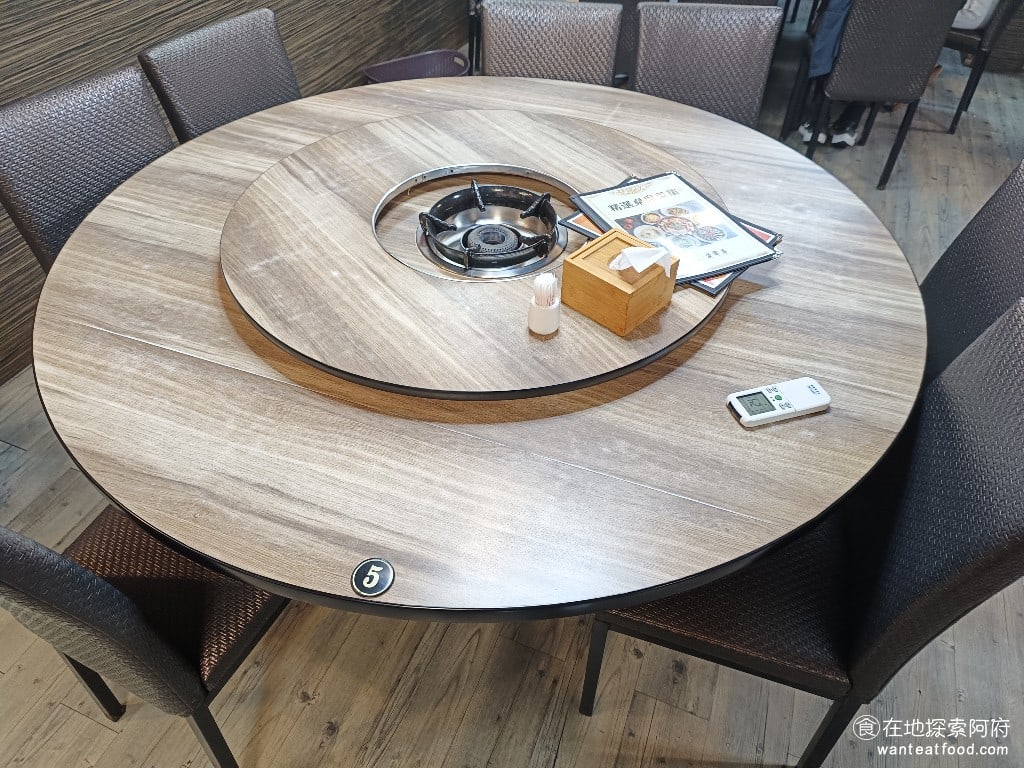 莫宰羊-內湖港墘店,莫宰羊-內湖港墘店菜單,莫宰羊-內湖港墘店價格,內湖區美食,內湖美食,港墘美食,台灣小吃,羊肉爐,炒飯 這裡用餐時間，常常會遇到上班族同事聚餐，所以二樓的環境會比較吵雜。如果想要安靜一點的話，建議坐一樓。 @在地阿府的美食世界