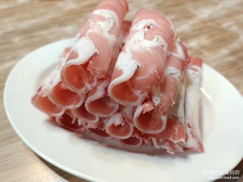 莫宰羊-內湖港墘店,莫宰羊-內湖港墘店菜單,莫宰羊-內湖港墘店價格,內湖區美食,內湖美食,港墘美食,台灣小吃,羊肉爐,炒飯 一份肉片 這是點的羊肉爐所附的羊肉片，油花分佈得很均勻，吃起來肉質還不錯，口感還算軟嫩。 @在地阿府的美食世界