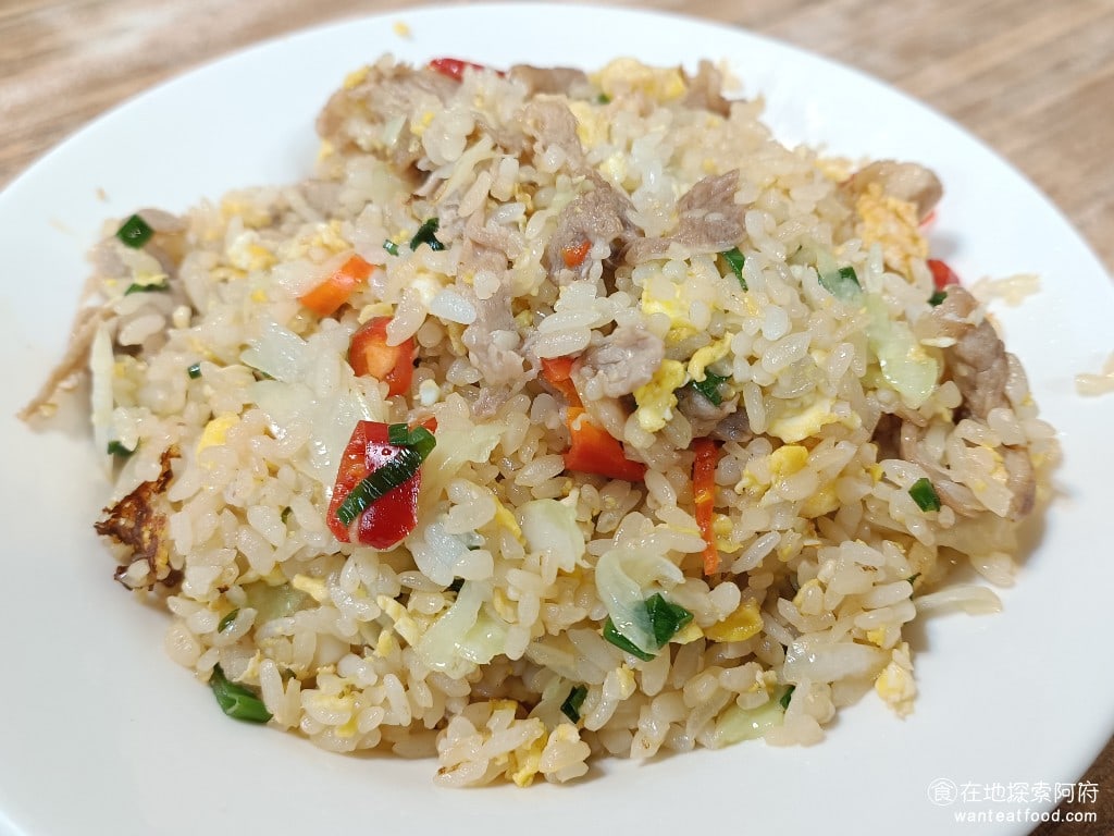 莫宰羊-內湖港墘店,莫宰羊-內湖港墘店菜單,莫宰羊-內湖港墘店價格,內湖區美食,內湖美食,港墘美食,台灣小吃,羊肉爐,炒飯 羊肉炒飯小辣 這一份羊肉炒飯看起來加了很多辣椒，但吃起來完全不會辣，炒飯裡面的羊肉肉質也很軟，我個人不太常吃羊肉，怕的就是吃到很硬的羊肉，但這裡完全不會。 @在地阿府的美食世界