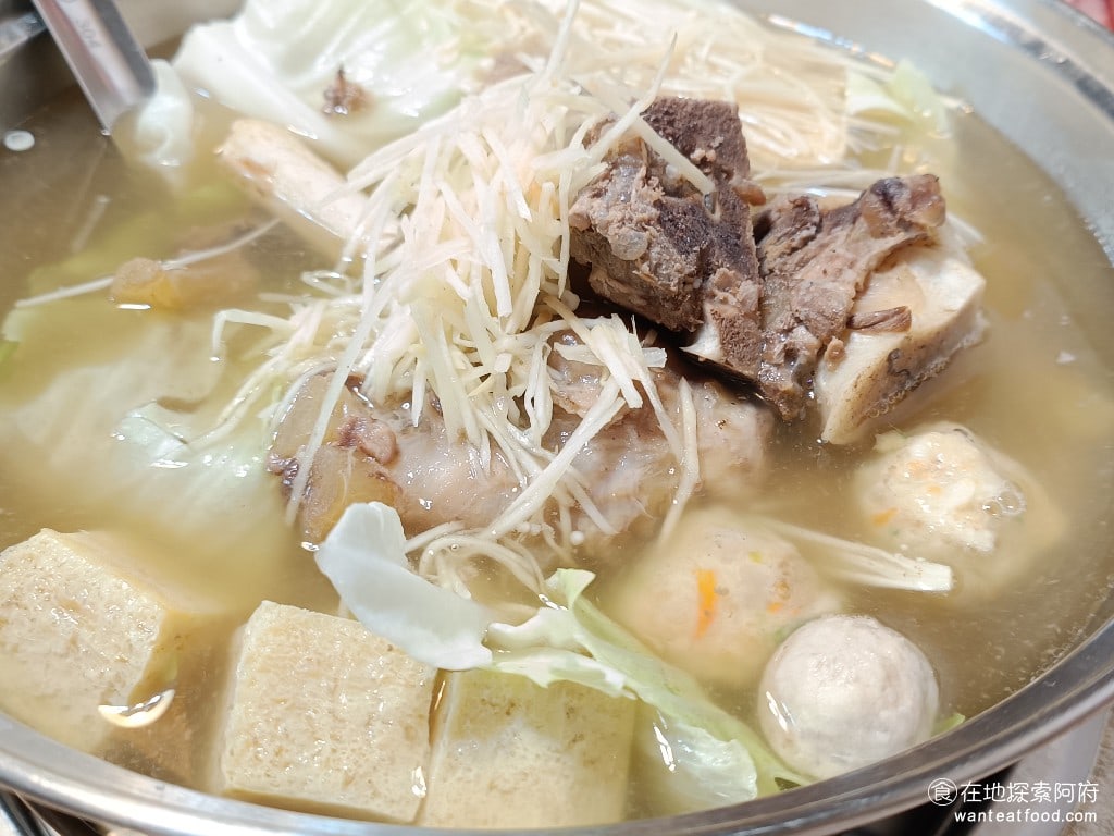 莫宰羊-內湖港墘店,莫宰羊-內湖港墘店菜單,莫宰羊-內湖港墘店價格,內湖區美食,內湖美食,港墘美食,台灣小吃,羊肉爐,炒飯 上面加了不少的薑絲，這樣湯頭喝起來非常的暖胃，在冬天的時候喝，非常進補。羊肉塊也料理得非常好，羊肉吃起來完全沒有腥味。 @在地阿府的美食世界