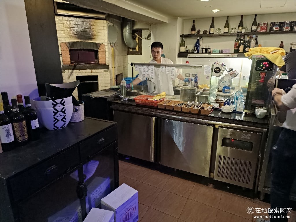 Osteria,Rialto,雅朵義大利餐館,Osteria,Rialto,雅朵義大利餐館菜單,Osteria,Rialto,雅朵義大利餐館價格,大安區美食,大安美食,國父紀念館美食,義式料理,比薩 廚房是開放式的，裡面有一個超大的烤爐，披薩都是手工窯烤的。 @在地探索的阿府美食世界