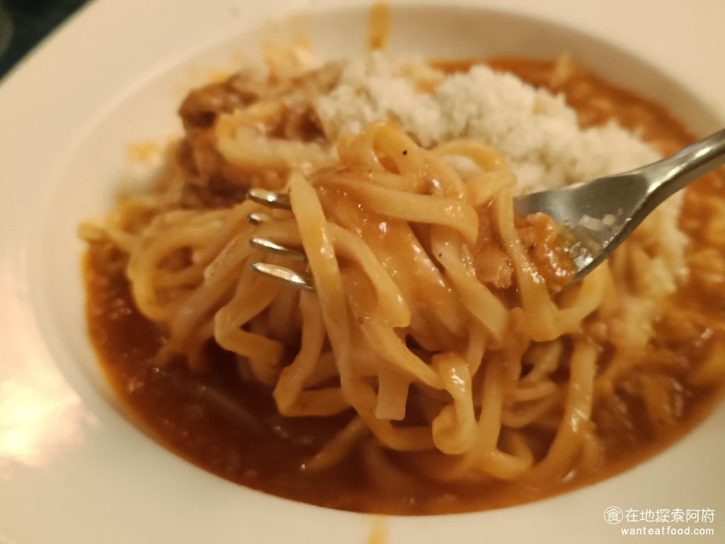 Osteria,Rialto,雅朵義大利餐館,Osteria,Rialto,雅朵義大利餐館菜單,Osteria,Rialto,雅朵義大利餐館價格,大安區美食,大安美食,國父紀念館美食,義式料理,比薩 番茄肉醬的味道也非常濃郁，上面灑了滿滿的起司粉，這一份義大利麵，我覺得非常好吃，完全沒有缺點。 @在地探索的阿府美食世界