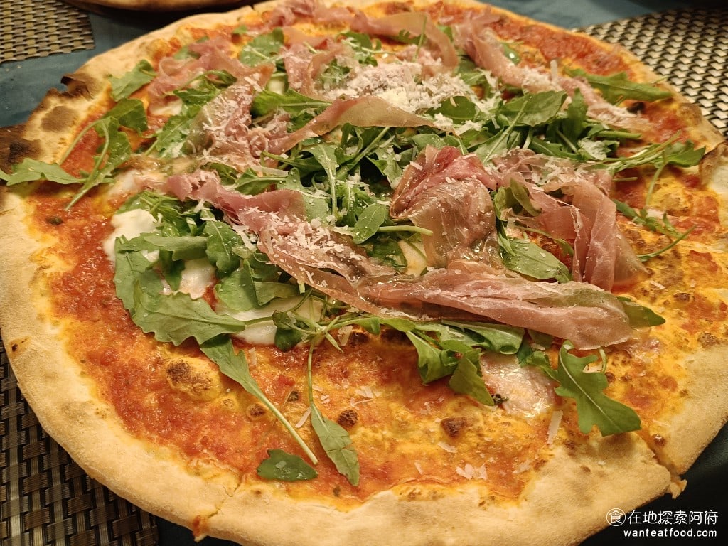 Osteria,Rialto,雅朵義大利餐館,Osteria,Rialto,雅朵義大利餐館菜單,Osteria,Rialto,雅朵義大利餐館價格,大安區美食,大安美食,國父紀念館美食,義式料理,比薩 芝麻葉火腿帕瑪森起司披薩 這一份披薩我覺得比臘腸的披薩還好吃，上面的芝麻葉吃起來一點都不苦，吃起來非常的舒服。 @在地探索的阿府美食世界