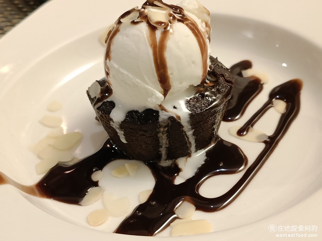 Osteria,Rialto,雅朵義大利餐館,Osteria,Rialto,雅朵義大利餐館菜單,Osteria,Rialto,雅朵義大利餐館價格,大安區美食,大安美食,國父紀念館美食,義式料理,比薩 熔岩巧克力冰淇淋蛋糕250 元 這一份巧克力布朗尼冰淇淋蛋糕的份量，覺得有一點小，吃幾口就沒了， CP 值偏低。 @在地探索的阿府美食世界