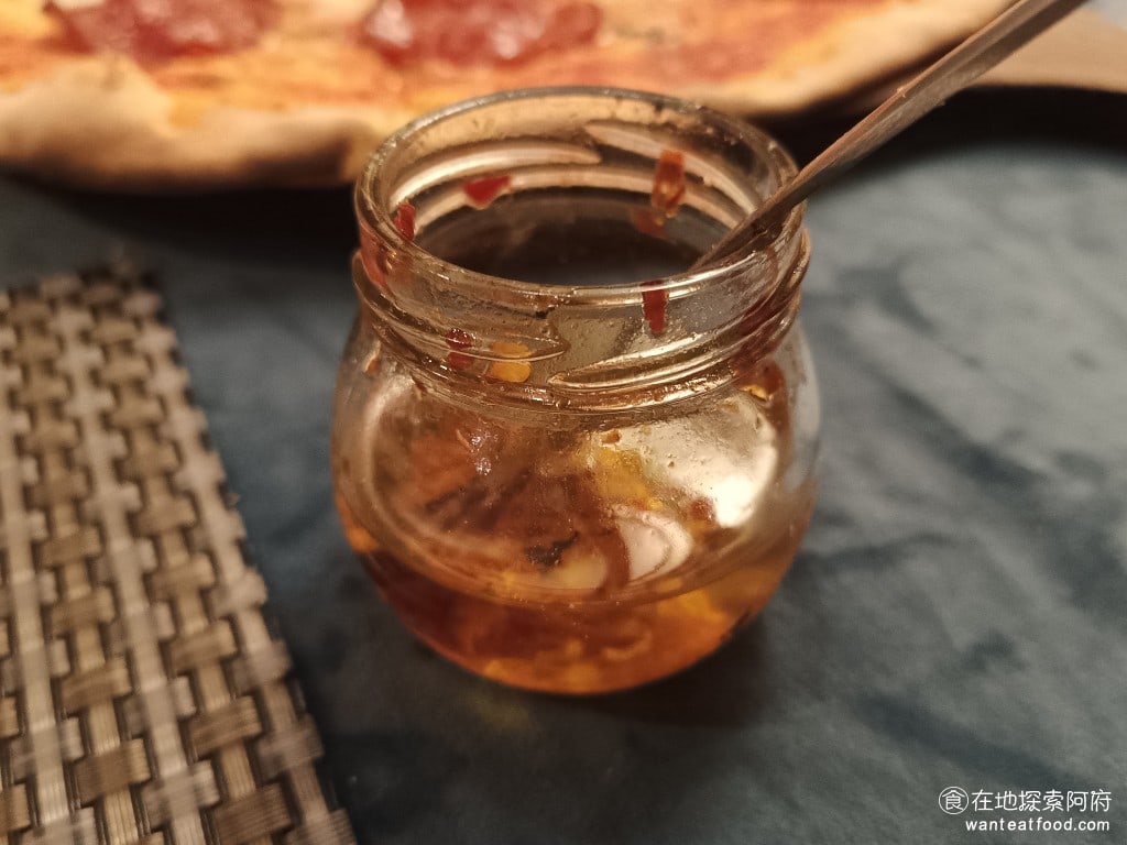 Osteria,Rialto,雅朵義大利餐館,Osteria,Rialto,雅朵義大利餐館菜單,Osteria,Rialto,雅朵義大利餐館價格,大安區美食,大安美食,國父紀念館美食,義式料理,比薩 義式辣臘腸披薩，還有附上店家自製的辣椒醬。 @在地探索的阿府美食世界
