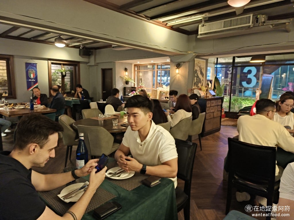 Osteria,Rialto,雅朵義大利餐館,Osteria,Rialto,雅朵義大利餐館菜單,Osteria,Rialto,雅朵義大利餐館價格,大安區美食,大安美食,國父紀念館美食,義式料理,比薩 店內的生意非常好，假日晚上來訂位也都是客滿的，建議提前訂位，店內的環境很好，只不過人多客滿時，會覺得非常吵雜。 @在地探索的阿府美食世界