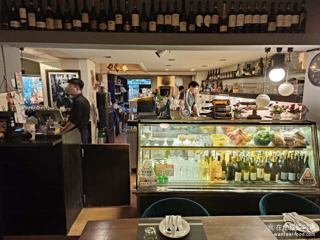 Osteria,Rialto,雅朵義大利餐館,Osteria,Rialto,雅朵義大利餐館菜單,Osteria,Rialto,雅朵義大利餐館價格,大安區美食,大安美食,國父紀念館美食,義式料理,比薩 《Osteria Rialto 雅朵義大利餐館》的酒類品項非常多，光是菜單酒的部分，就有四、五頁以上，並提供專業的餐酒搭配建議，從餐前酒到餐後酒，全部都有。 @在地探索的阿府美食世界