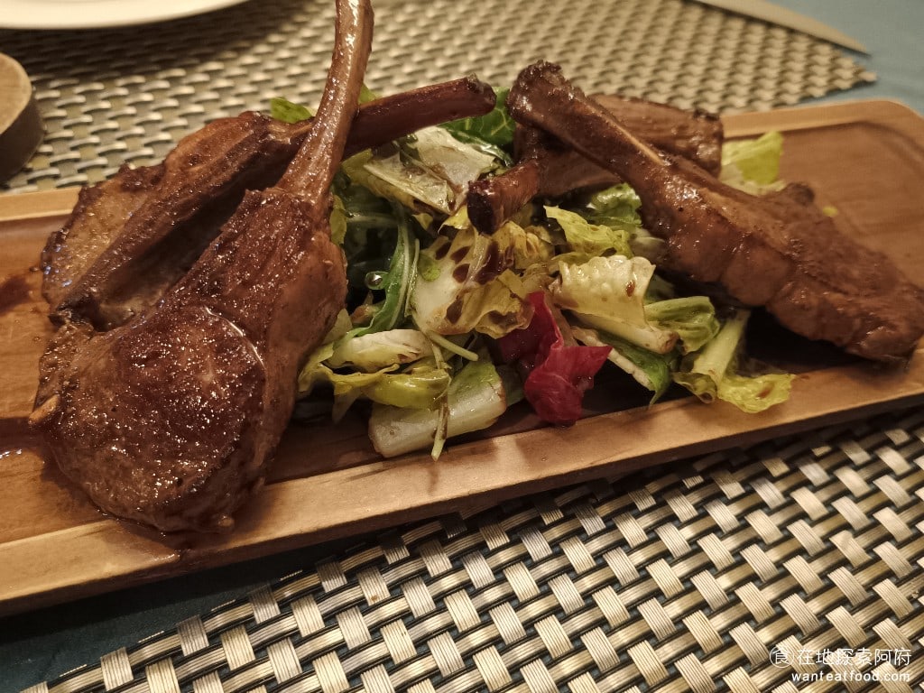 Osteria,Rialto,雅朵義大利餐館,Osteria,Rialto,雅朵義大利餐館菜單,Osteria,Rialto,雅朵義大利餐館價格,大安區美食,大安美食,國父紀念館美食,義式料理,比薩 嫩煎小羊排 880 元 羊排的份量給的有一點少，所以會感覺比較貴，但吃起來味道還算不錯，羊排完全沒有羊騷味，肉質也非常的軟嫩。 @在地探索的阿府美食世界