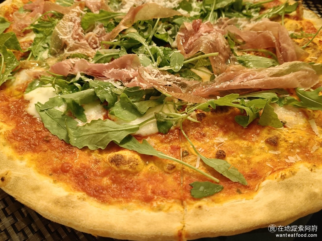 Osteria,Rialto,雅朵義大利餐館,Osteria,Rialto,雅朵義大利餐館菜單,Osteria,Rialto,雅朵義大利餐館價格,大安區美食,大安美食,國父紀念館美食,義式料理,比薩 芝麻葉和火腿，還有起司粉都加得非常多，配料和醬料的部分，吃起來很棒，完全沒問題。 @在地探索的阿府美食世界