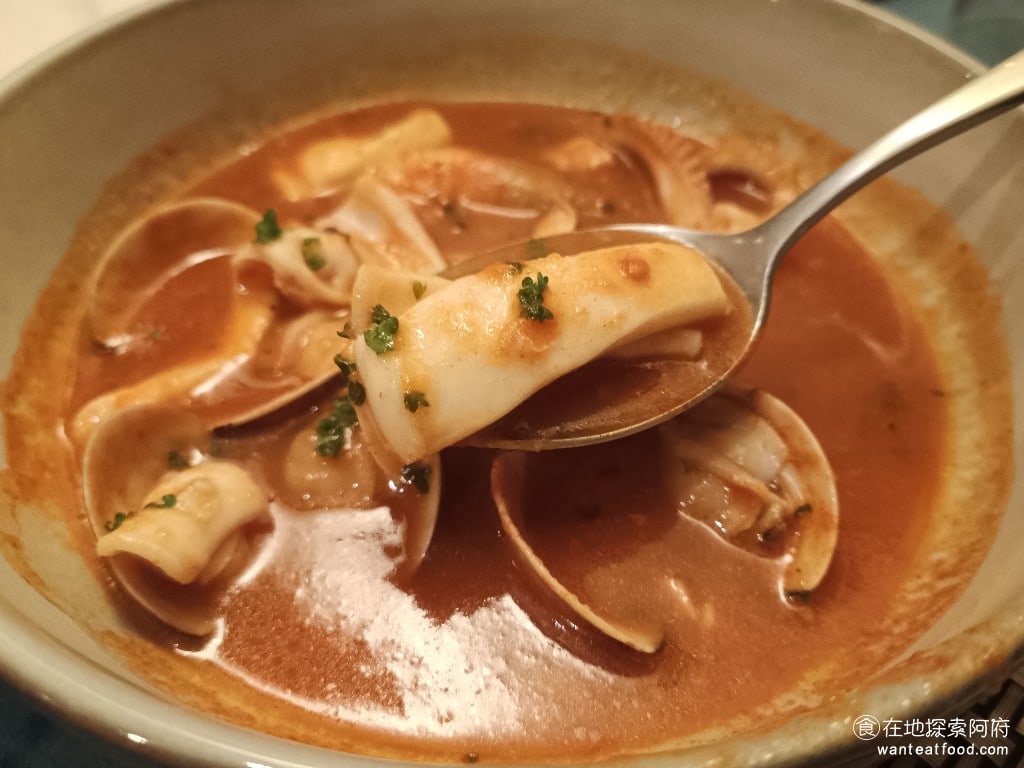 Osteria,Rialto,雅朵義大利餐館,Osteria,Rialto,雅朵義大利餐館菜單,Osteria,Rialto,雅朵義大利餐館價格,大安區美食,大安美食,國父紀念館美食,義式料理,比薩 海鮮湯裡面有魷魚、蛤蠣和蝦子，海鮮湯喝起來是濃濃的番茄味，味道非常重，一喝就知道是道地的義式風味。 @在地探索的阿府美食世界