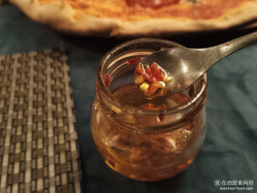 Osteria,Rialto,雅朵義大利餐館,Osteria,Rialto,雅朵義大利餐館菜單,Osteria,Rialto,雅朵義大利餐館價格,大安區美食,大安美食,國父紀念館美食,義式料理,比薩 如果覺得不夠辣，就可以再加辣椒醬，但個人覺得比薩本身的辣度就很足夠了，不太需要再加辣。 @在地探索的阿府美食世界