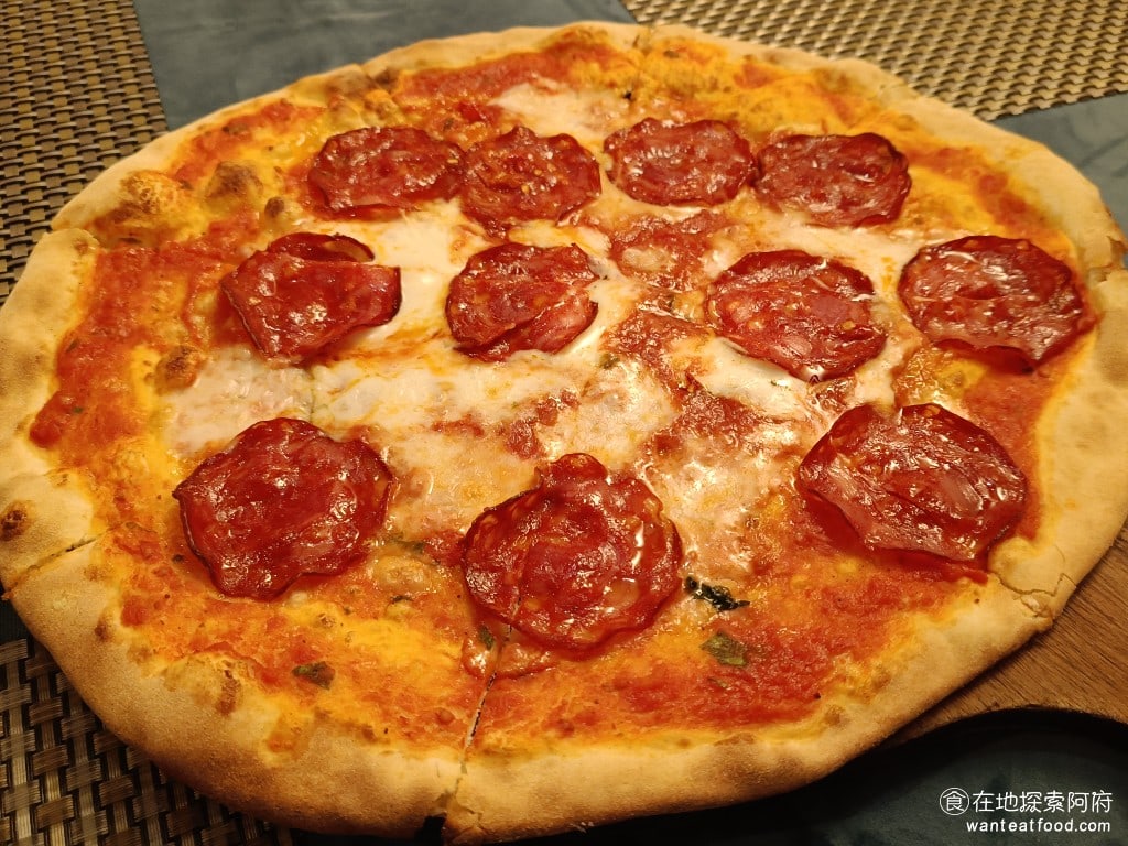 Osteria,Rialto,雅朵義大利餐館,Osteria,Rialto,雅朵義大利餐館菜單,Osteria,Rialto,雅朵義大利餐館價格,大安區美食,大安美食,國父紀念館美食,義式料理,比薩 義式辣臘腸披薩 這一份比薩的價格是 460 元，比薩的面積非常大，一個人吃一整片絕對吃不完， CP 值還可以。 @在地探索的阿府美食世界