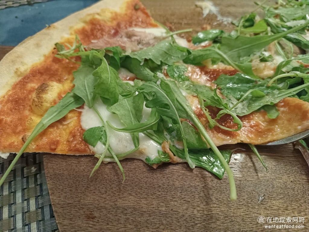 Osteria,Rialto,雅朵義大利餐館,Osteria,Rialto,雅朵義大利餐館菜單,Osteria,Rialto,雅朵義大利餐館價格,大安區美食,大安美食,國父紀念館美食,義式料理,比薩 只是和臘腸披薩一樣，只有中間的部分比較好吃，但吃到餅皮外圍就沒有什麼醬料了，所以會覺得比較乾、比較硬。 @在地探索的阿府美食世界
