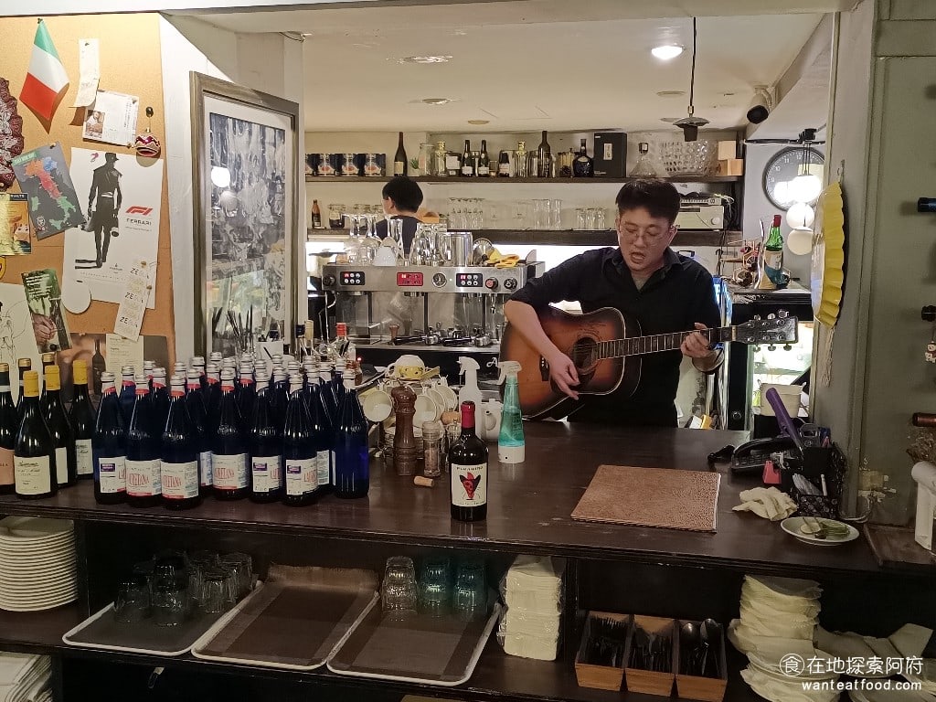 Osteria,Rialto,雅朵義大利餐館,Osteria,Rialto,雅朵義大利餐館菜單,Osteria,Rialto,雅朵義大利餐館價格,大安區美食,大安美食,國父紀念館美食,義式料理,比薩 在《Osteria Rialto 雅朵義大利餐館》用餐氣氛非常好，如果有人生日，或是店員有空閒的時候，就會拿起吉他，為大家高歌一曲。 @在地探索的阿府美食世界