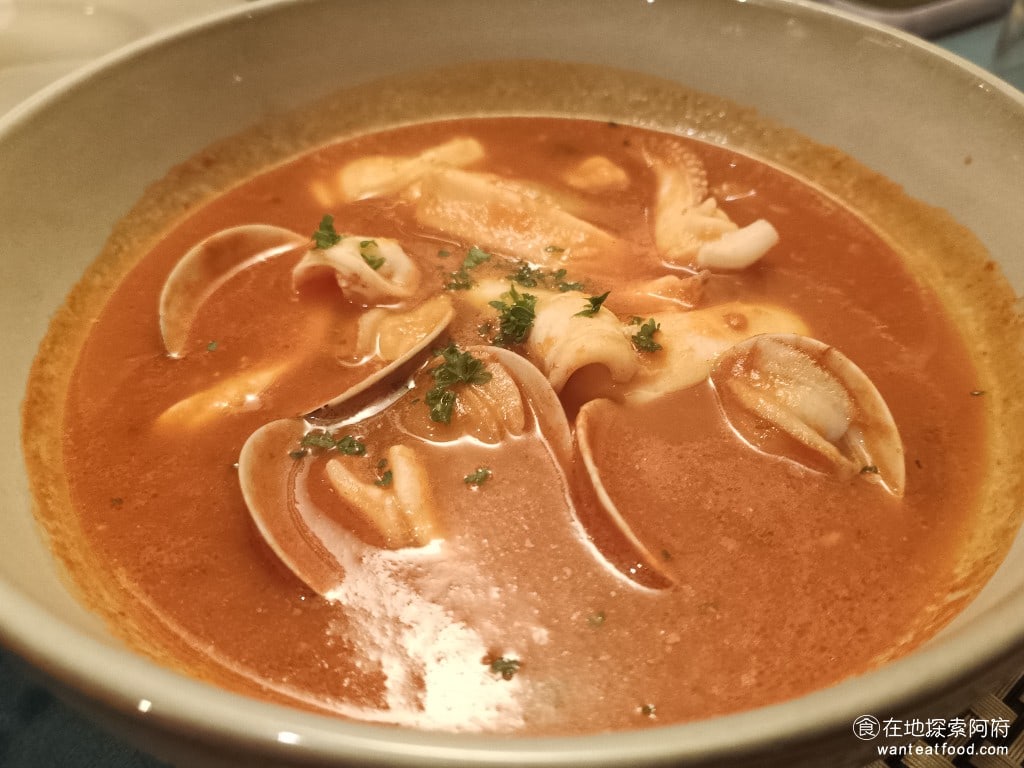 Osteria,Rialto,雅朵義大利餐館,Osteria,Rialto,雅朵義大利餐館菜單,Osteria,Rialto,雅朵義大利餐館價格,大安區美食,大安美食,國父紀念館美食,義式料理,比薩 海鮮湯 220 元 這一碗海鮮湯，份量非常多裡面還有滿滿的海鮮， CP 值還蠻高的。 @在地探索的阿府美食世界
