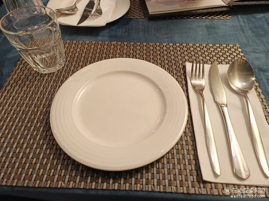 Osteria,Rialto,雅朵義大利餐館,Osteria,Rialto,雅朵義大利餐館菜單,Osteria,Rialto,雅朵義大利餐館價格,大安區美食,大安美食,國父紀念館美食,義式料理,比薩 入座後一開始都在等店員幫我加水，但後來才發現這裡是沒有提供開水的，可能是因為他希望客人點酒或飲料來喝吧。這點我就覺得蠻可惜的，因為沒有水，餐點吃起來就會非常乾。 @在地探索的阿府美食世界