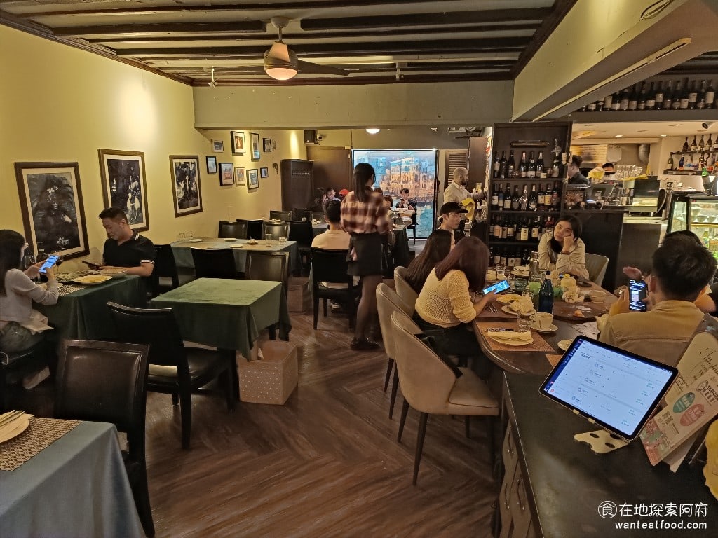 Osteria,Rialto,雅朵義大利餐館,Osteria,Rialto,雅朵義大利餐館菜單,Osteria,Rialto,雅朵義大利餐館價格,大安區美食,大安美食,國父紀念館美食,義式料理,比薩 一開始會以為就是一個普通的餐酒館，但到店內後卻發現，很多人不是只來喝酒，而是來這裡吃披薩的。而且來的客人，多半都是整個家庭。 @在地探索的阿府美食世界