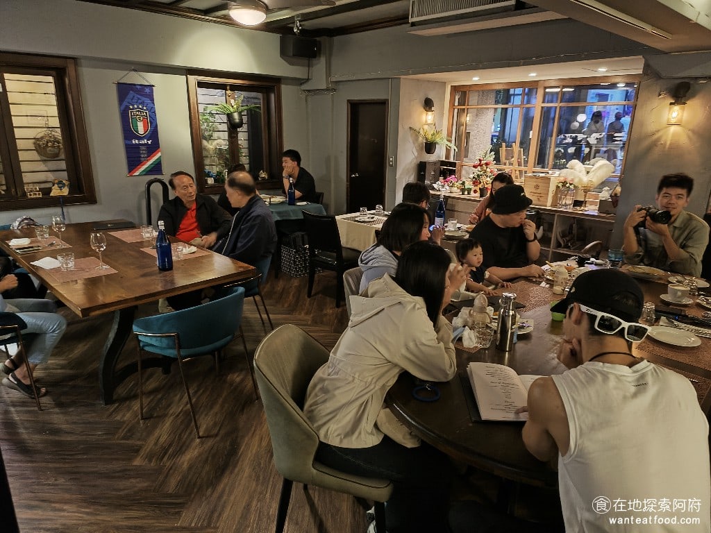 Osteria,Rialto,雅朵義大利餐館,Osteria,Rialto,雅朵義大利餐館菜單,Osteria,Rialto,雅朵義大利餐館價格,大安區美食,大安美食,國父紀念館美食,義式料理,比薩 店內昏黃的燈光，配上歐式典雅風格的裝潢，讓用餐環境非常有氣氛。 @在地探索的阿府美食世界