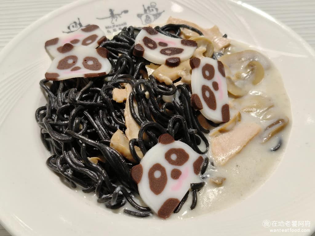 化石先生Mr. Fossil 貓熊餐廳 貓熊餐廳菜單 貓熊餐廳推薦 文山區美食 文山美食 動物園美食 貓熊墨魚義大利麵 上面有很多貓熊造型的魚板,看起來非常可愛,推薦有小朋友的可以點這盤。 @在地老饕阿府