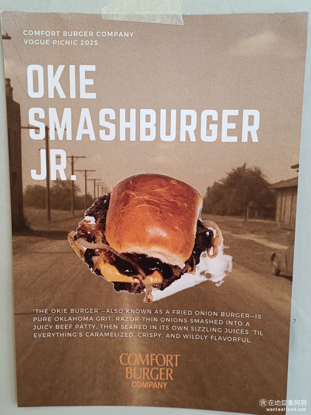 comfort burger 大安區美食 國父紀念館美食 美式料理 壓扁式漢堡，是指將漢堡肉在高溫鐵板上用鐵鏟進行壓扁，這樣的好處是可以讓漢堡排快速受熱，而且表面焦脆，能產生梅納反應，讓外皮脆，而肉的中心則保持多汁。 @在地探索的阿府台北美食