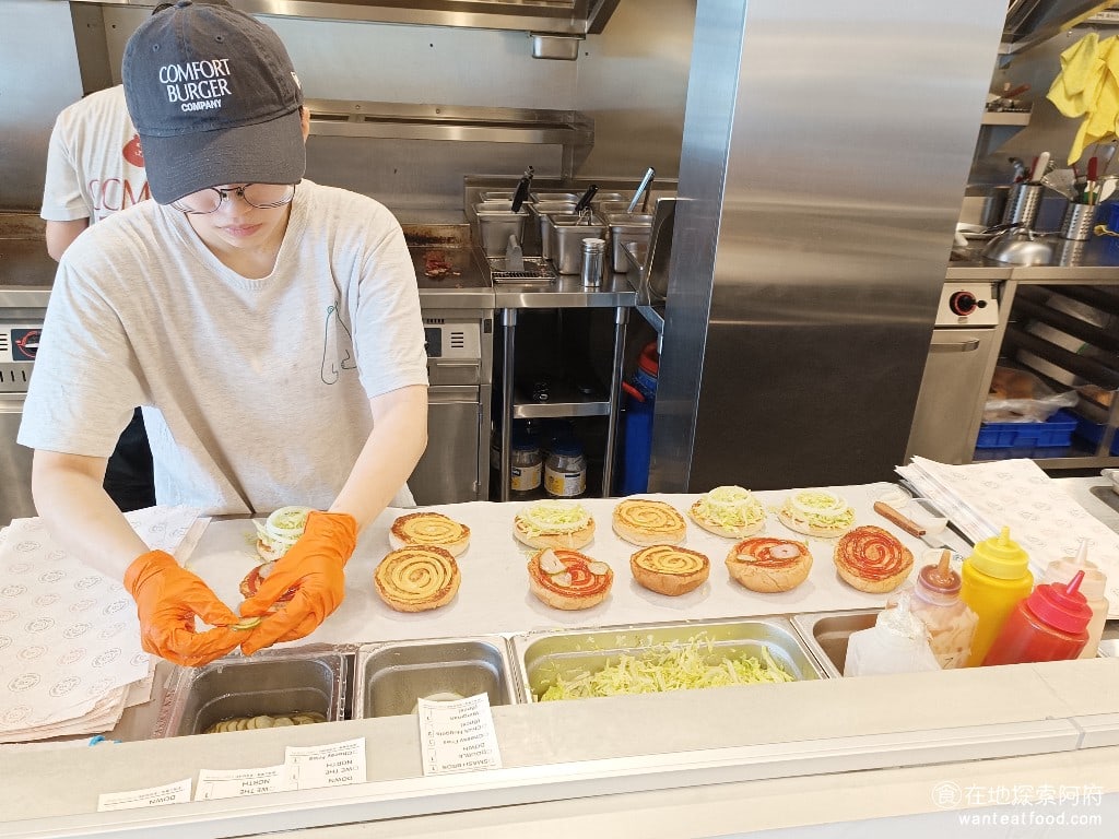 comfort burger 大安區美食 國父紀念館美食 美式料理 店內的廚房是開放式的，所以如果你坐在吧台，就可以直接看到廚師在製作漢堡的過程。看著自己的漢堡從食材到成品，增添了許多用餐的樂趣。 @在地探索的阿府台北美食