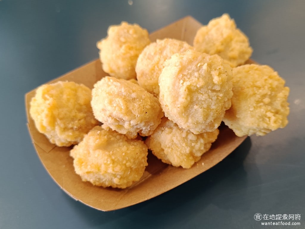 comfort burger 大安區美食 國父紀念館美食 美式料理 雞米花 雞米花外皮炸得非常酥脆，裡面的肉質非常軟嫩，相比於薯條和雞塊，我覺得雞米花是最好吃的，只不過價格非常貴，這樣一小份就要 135 元。 @在地探索的阿府台北美食