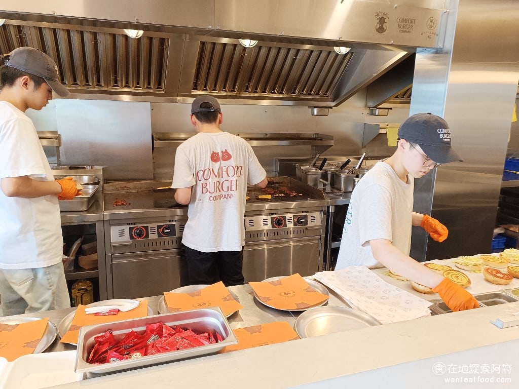 comfort burger 大安區美食 國父紀念館美食 美式料理 店內不只是賣漢堡，還有搭配許多的配餐，像是薯條、雞塊、雞米花，還有人氣很高的草莓奶昔。 @在地探索的阿府台北美食