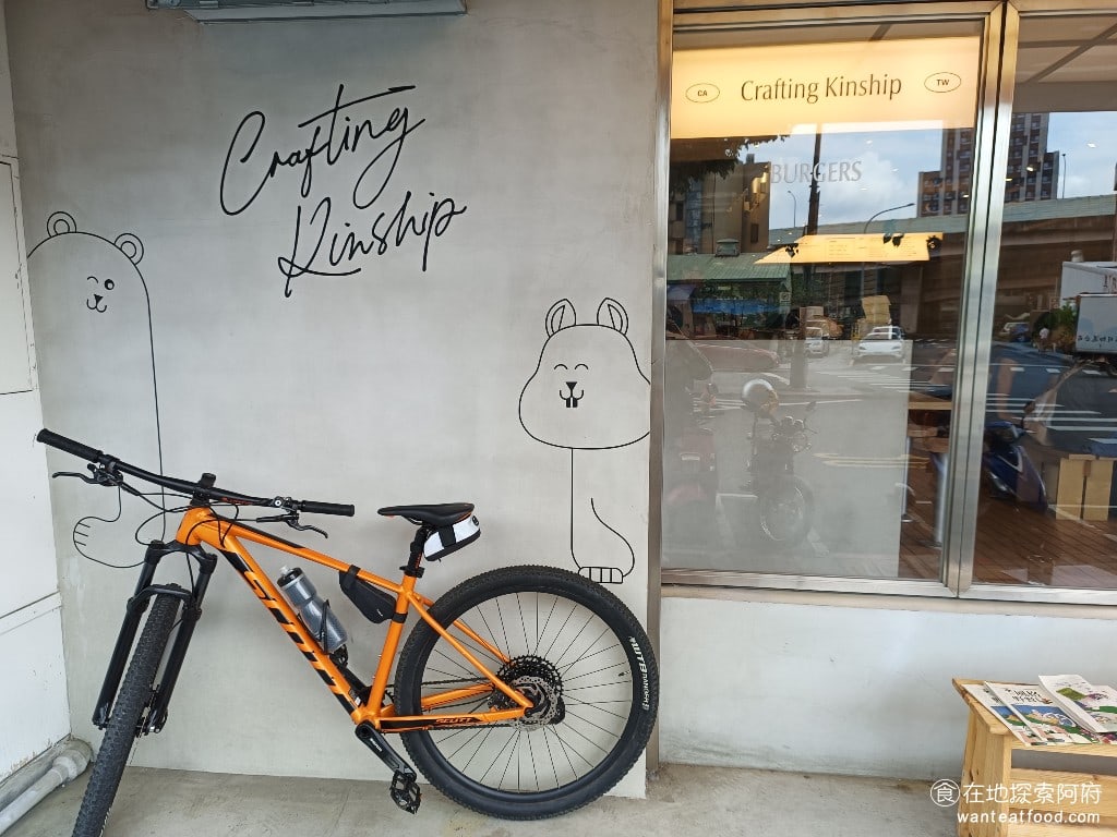 comfort burger 大安區美食 國父紀念館美食 美式料理 《comfort burger》在國父紀念館捷運站旁，出站只要五分鐘就能到達，算是台北少有，以壓扁式漢堡為主打特色的漢堡店。 @在地探索的阿府台北美食
