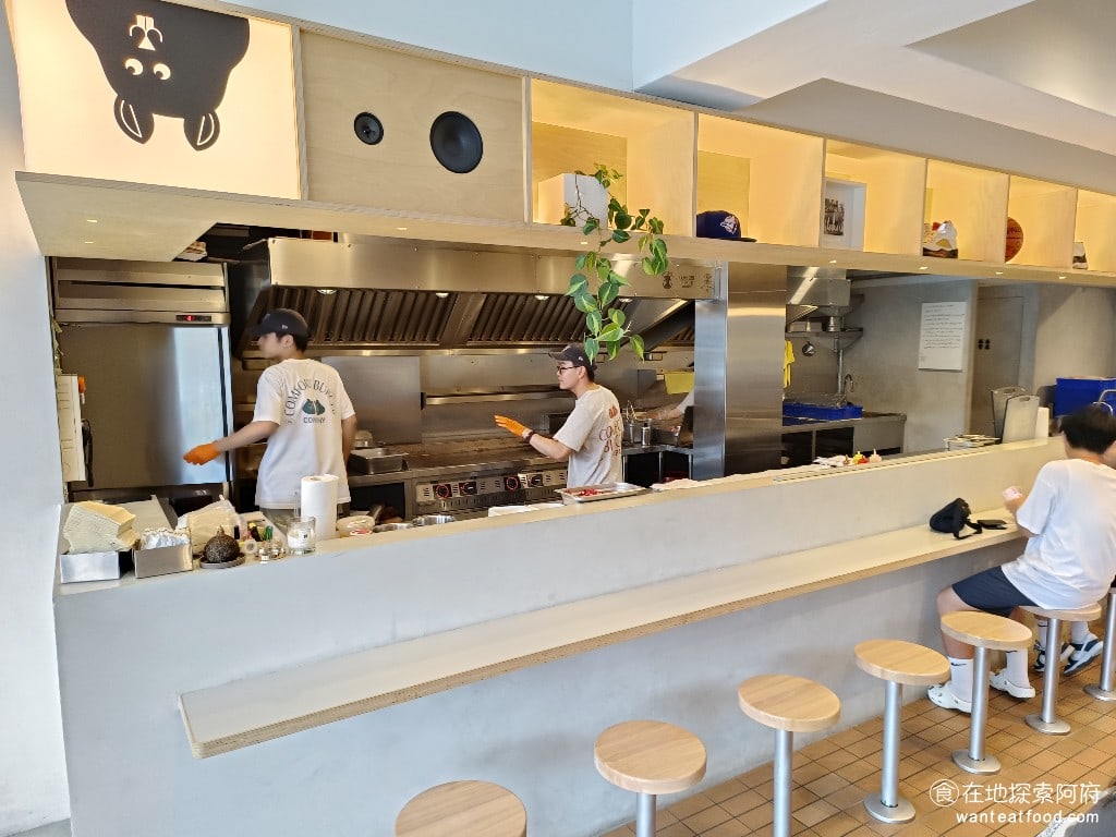 comfort burger 大安區美食 國父紀念館美食 美式料理 製作壓扁漢堡的過程中，需要用鍋鏟不斷壓制漢堡肉排，因此整間店裡都飄散著濃郁的煎肉排香味。 @在地探索的阿府台北美食