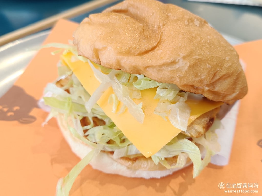 comfort burger 大安區美食 國父紀念館美食 美式料理 炸魚漢堡 他的炸魚漢堡吃起來非常棒，裡面加了滿滿的美乃滋醬，生菜的比例也很多。炸魚的魚肉非常軟嫩，整體搭配起來吃起來很好，無油膩感，吃起來非常舒服。 @在地探索的阿府台北美食