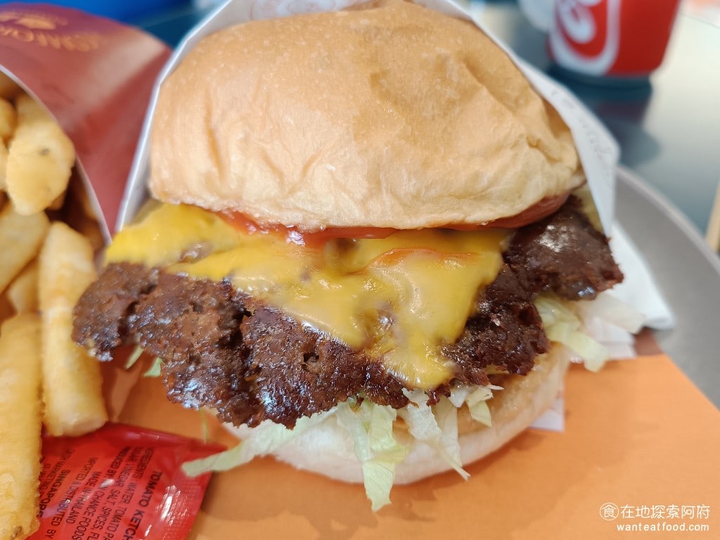 comfort burger 大安區美食 國父紀念館美食 美式料理 SMASHBRO 230元 招牌的壓扁式漢堡，使用特製的鍋鏟對漢堡肉進行碾壓，讓漢堡肉的邊緣帶有焦脆的口感。 @在地探索的阿府台北美食
