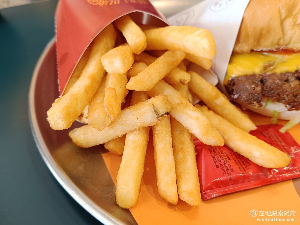 comfort burger 大安區美食 國父紀念館美食 美式料理 脆脆薯條 薯條一份價格是 110 元，我覺得價格有點偏高。薯條外皮金黃酥脆，可見油非常乾淨。薯條的馬鈴薯也很扎實，和漢堡一樣都是酥脆的感覺。 @在地探索的阿府台北美食