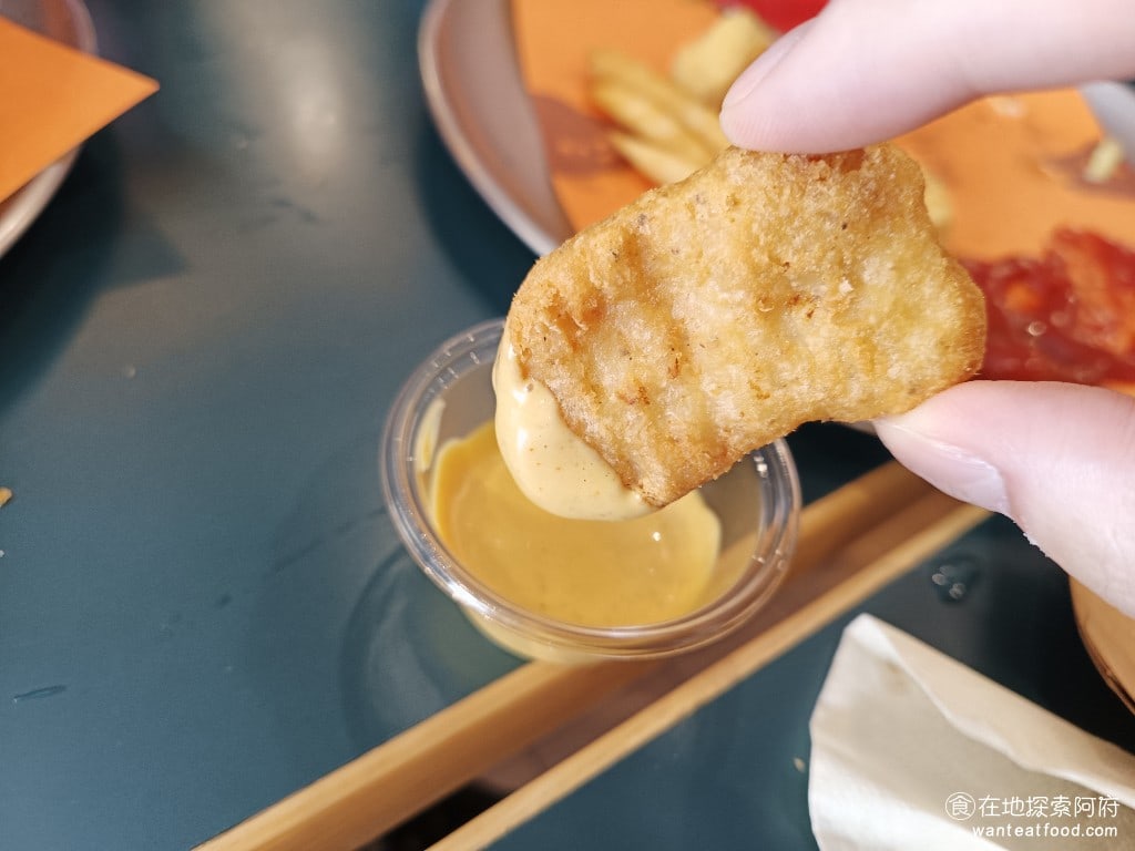 comfort burger 大安區美食 國父紀念館美食 美式料理 黃金雞塊搭配特製的蜂蜜芥末醬，吃起來味道非常棒，蜂蜜芥末醬的味道和麥當勞的蜂蜜芥末醬有點像，味道偏甜，芥末的味道比較淡。 @在地探索的阿府台北美食