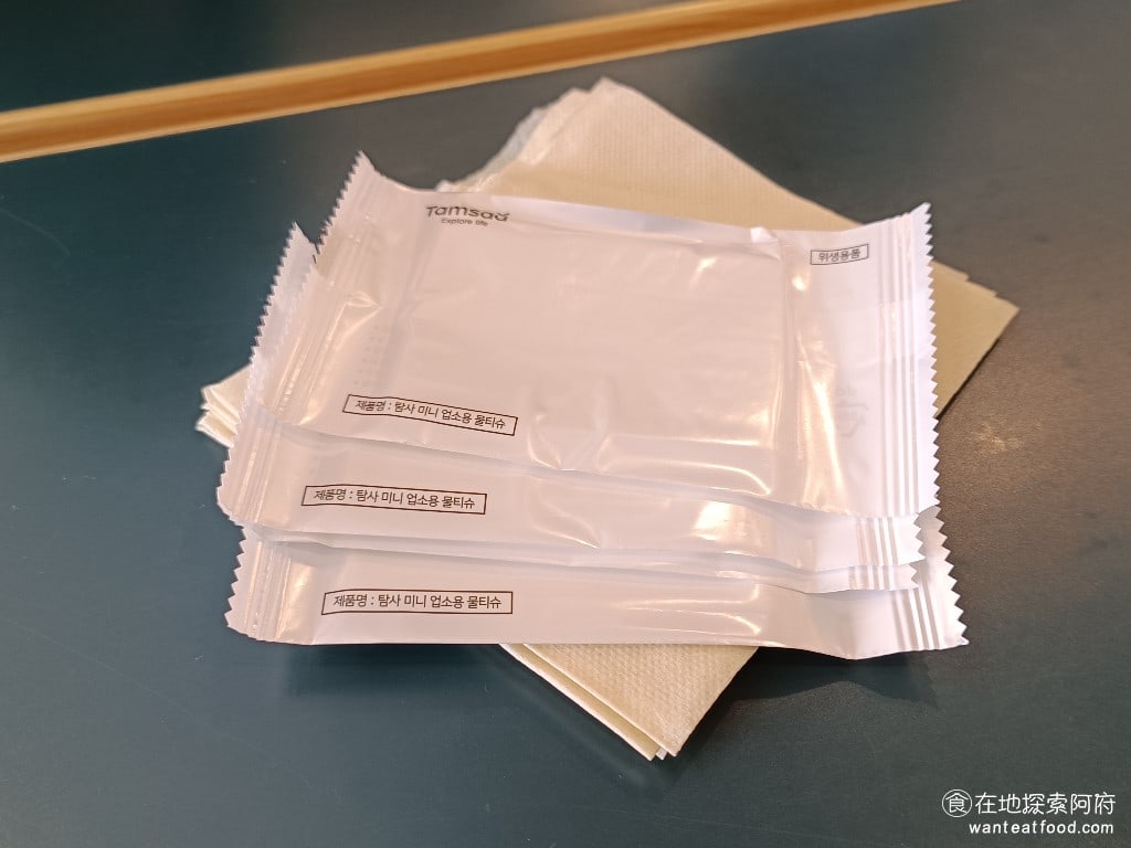 comfort burger 大安區美食 國父紀念館美食 美式料理 店家很貼心，提供衛生紙和濕紙巾，因為漢堡排在吃的時候會流出非常多的肉汁。吃的時候要小心，避免滿手都是油。 @在地探索的阿府台北美食