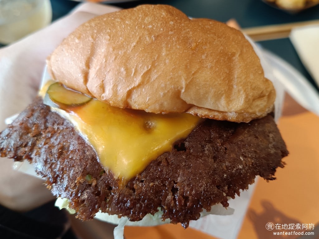 comfort burger 大安區美食 國父紀念館美食 美式料理 這顆漢堡的份量算是中上，一個人吃完會有八分飽以上，漢堡的麵包煎得非常酥脆，裡面的生菜份量也給得很多。 @在地探索的阿府台北美食