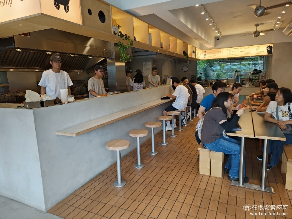comfort burger 大安區美食 國父紀念館美食 美式料理 剛開幕不久，就受到各種新聞媒體的報導，因為離華視非常近，所以很多藝人、演員也都會來這間漢堡店聚餐聊天。 @在地探索的阿府台北美食