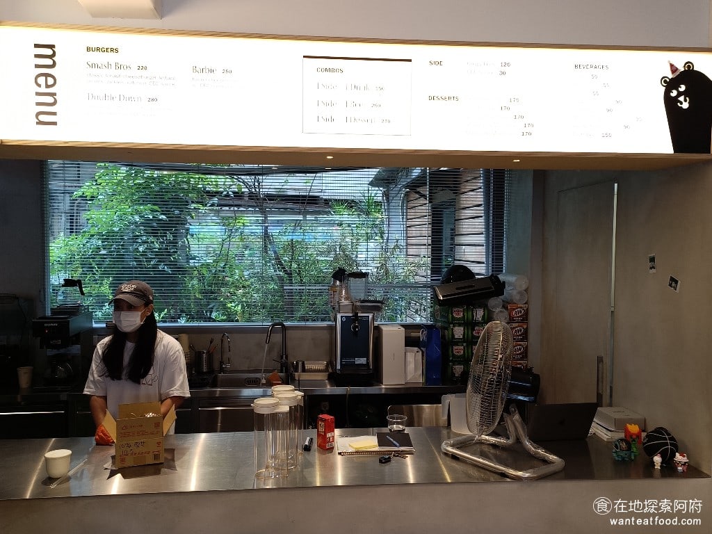 comfort burger 大安區美食 國父紀念館美食 美式料理 店內左邊是製作漢堡和炸物的地方，店內後方廚房則負責製作奶昔。 @在地探索的阿府台北美食