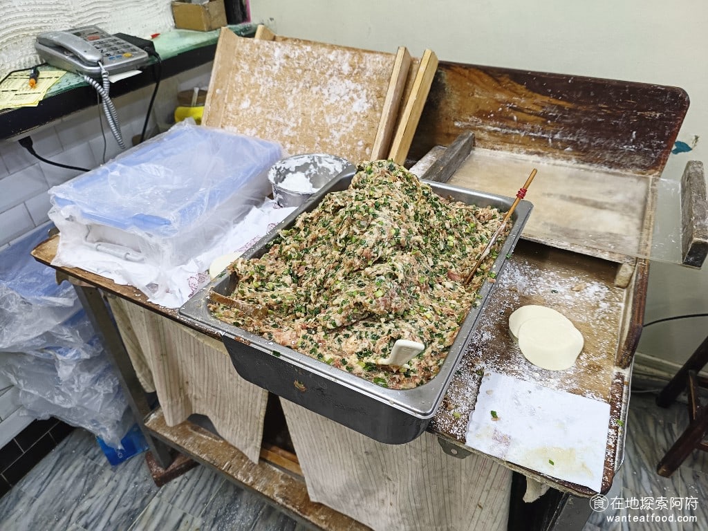 王家水餃館,王家水餃館菜單,王家水餃館價格,內湖區美食,內湖美食,東湖美食,台灣小吃,水餃,炸醬麵 現在在台北，這種每天現包的水餃店，越來越少了，《王家水餃館》從 1988 年開業至今，始終堅持只賣韭菜豬肉水餃。 @在地探索的阿府美食世界