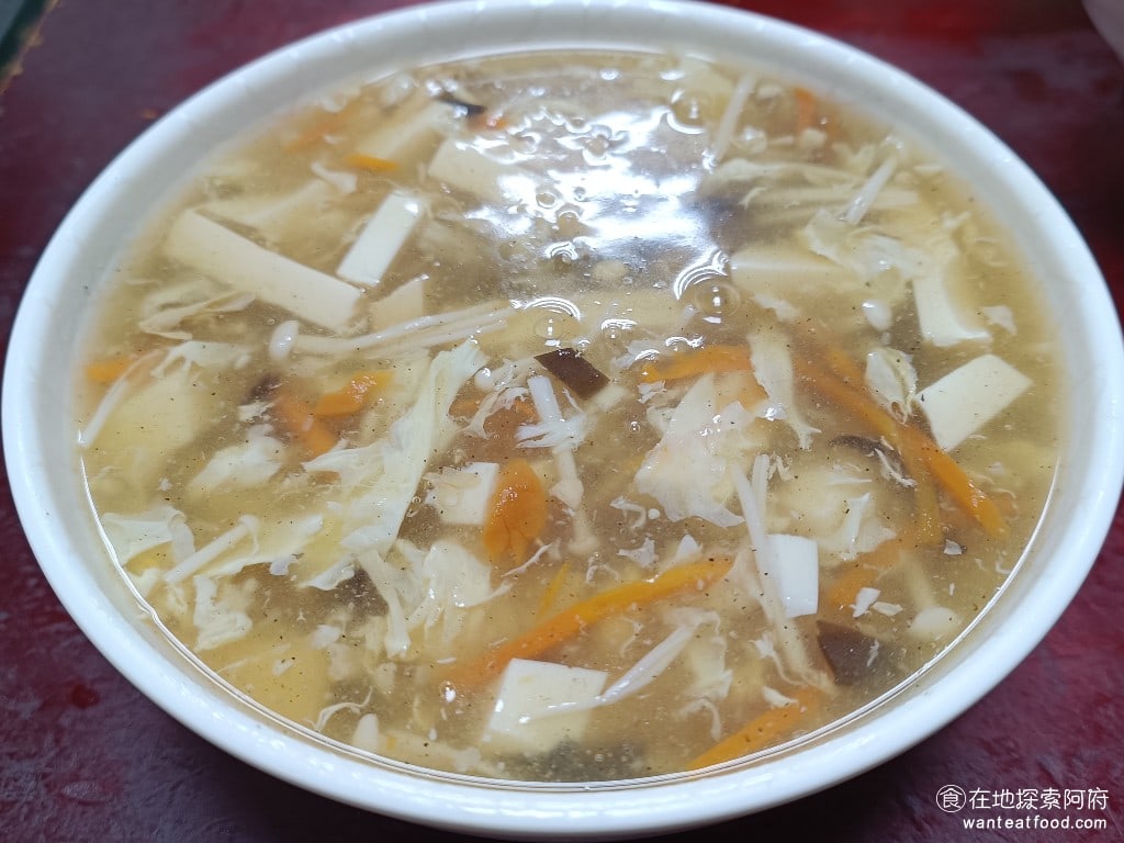 王家水餃館,王家水餃館菜單,王家水餃館價格,內湖區美食,內湖美食,東湖美食,台灣小吃,水餃,炸醬麵 酸辣湯 《王家水餃館》的酸辣湯走的是台式風格，裡面的料非常多，有蛋花、豆腐、金針菇和黑木耳，湯的味道喝起來比較普通，沒有什麼酸味。 @在地探索的阿府美食世界