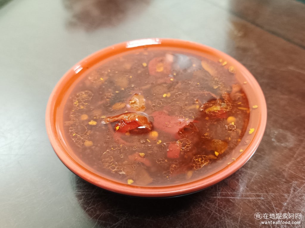 王家水餃館,王家水餃館菜單,王家水餃館價格,內湖區美食,內湖美食,東湖美食,台灣小吃,水餃,炸醬麵 若覺得水餃不夠味，可以沾辣椒醬，但建議沾的時候要斟酌，因為這個辣椒超級辣。 @在地探索的阿府美食世界