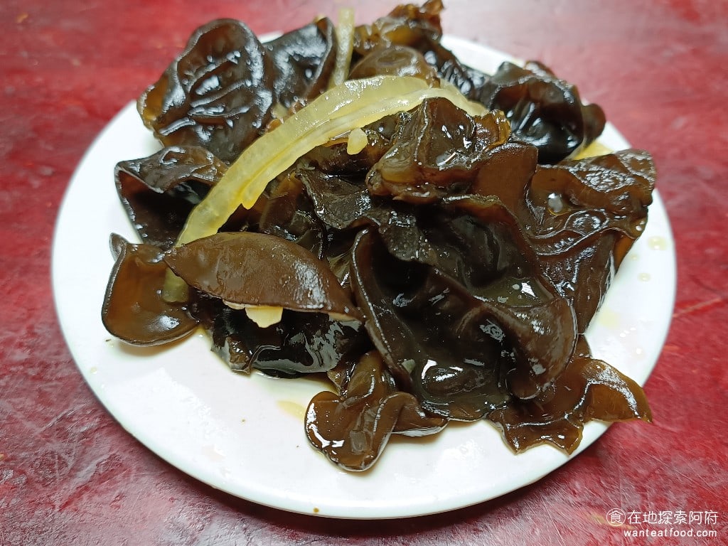 王家水餃館,王家水餃館菜單,王家水餃館價格,內湖區美食,內湖美食,東湖美食,台灣小吃,水餃,炸醬麵 小菜黑木耳 吃起來味道微酸，加了不少的醋，吃起來非常的開胃，而且黑木耳帶有一點辣，後勁十足。 @在地探索的阿府美食世界